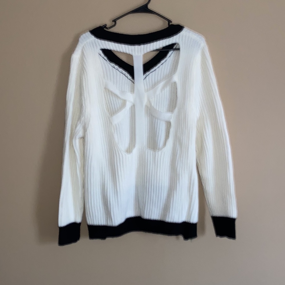 Open-Back Color Block Sweater - Picture 3 of 4